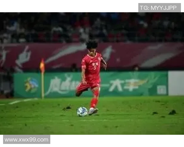 32号球星在绿茵场上的精彩表现与背后的奋斗故事 32号球星在绿茵场上的精彩表现与背后的奋斗故事