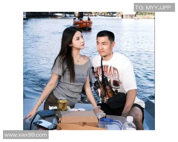 足球巨星与爱妻甜蜜合影展现深情瞬间引发网友热议