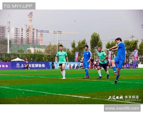 足球明星亲密互动引发热议 球场内外暧昧关系成话题焦点