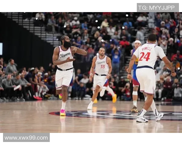 哈登与足球巨星合影互动视频曝光展现跨界友情与运动魅力 哈登与足球巨星合影互动视频曝光展现跨界友情与运动魅力